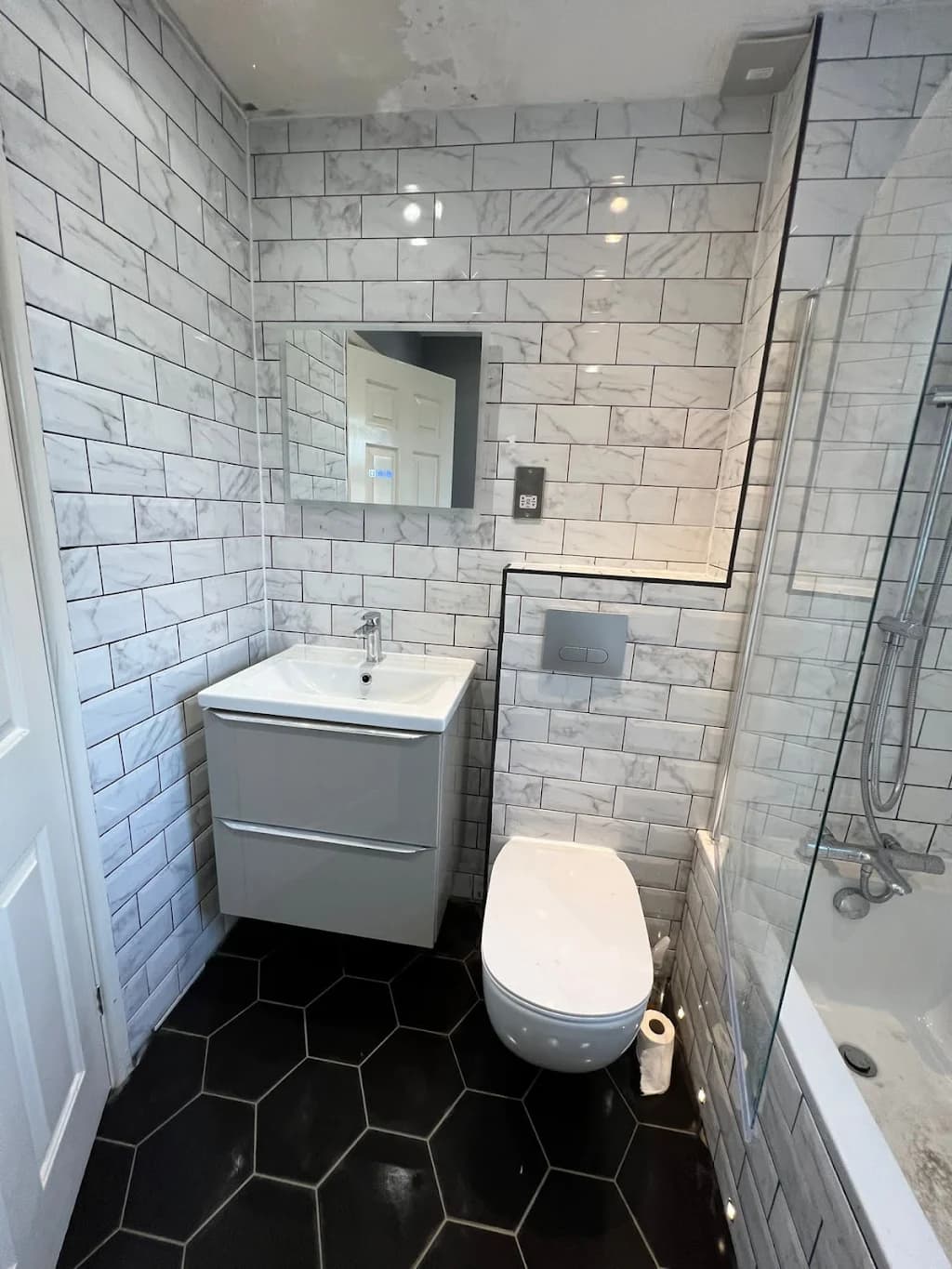 Grey vanity with subway tile bathroom - Contemporary bathroom design Epsom